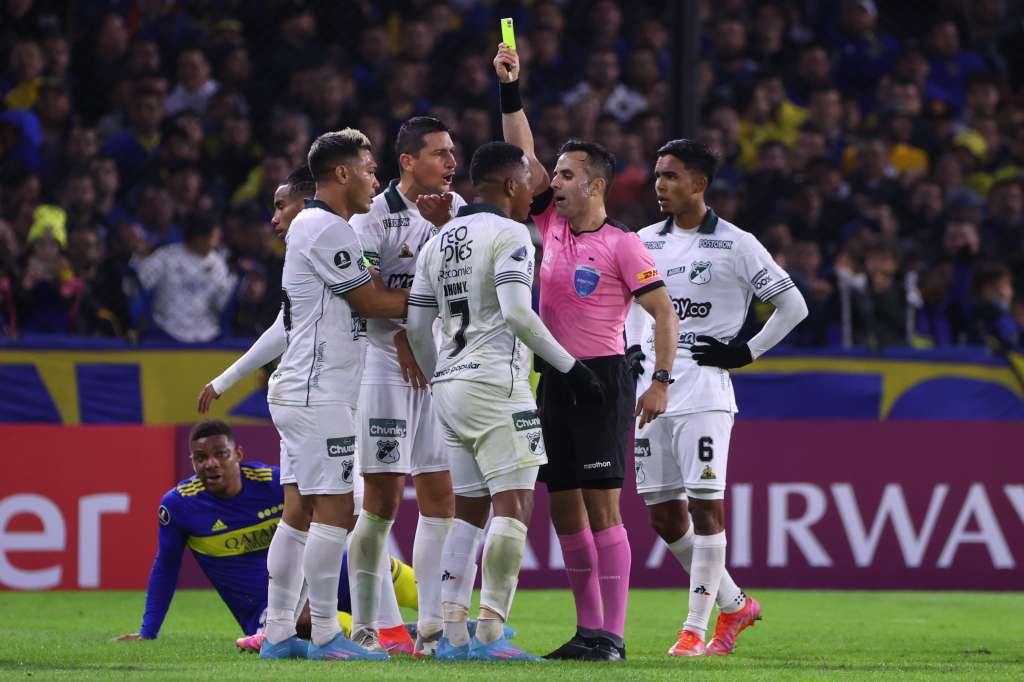 AME2523. BUENOS AIRES (ARGENTINA), 26/05/2022.-Jhon Vásquez (c-i) del Cali recibe tarjeta amarilla hoy, en un partido de la Copa Libertadores entre Boca Juniors y Deportivo Cali, en el estadio La Bombonera en Buenos Aires (Argentina). EFE/Juan I. Roncoroni
