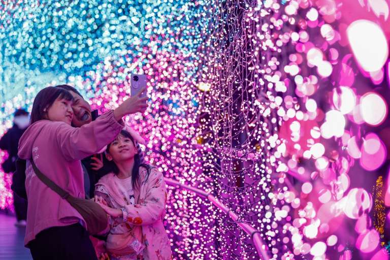 NEW TAIPEI CITY (Taiwan), 17/12/2025.- People take photos under Christmas Lights decorations in New Taipei City, Taiwan, 17 December 2025. EFE/EPA/RITCHIE B. TONGO