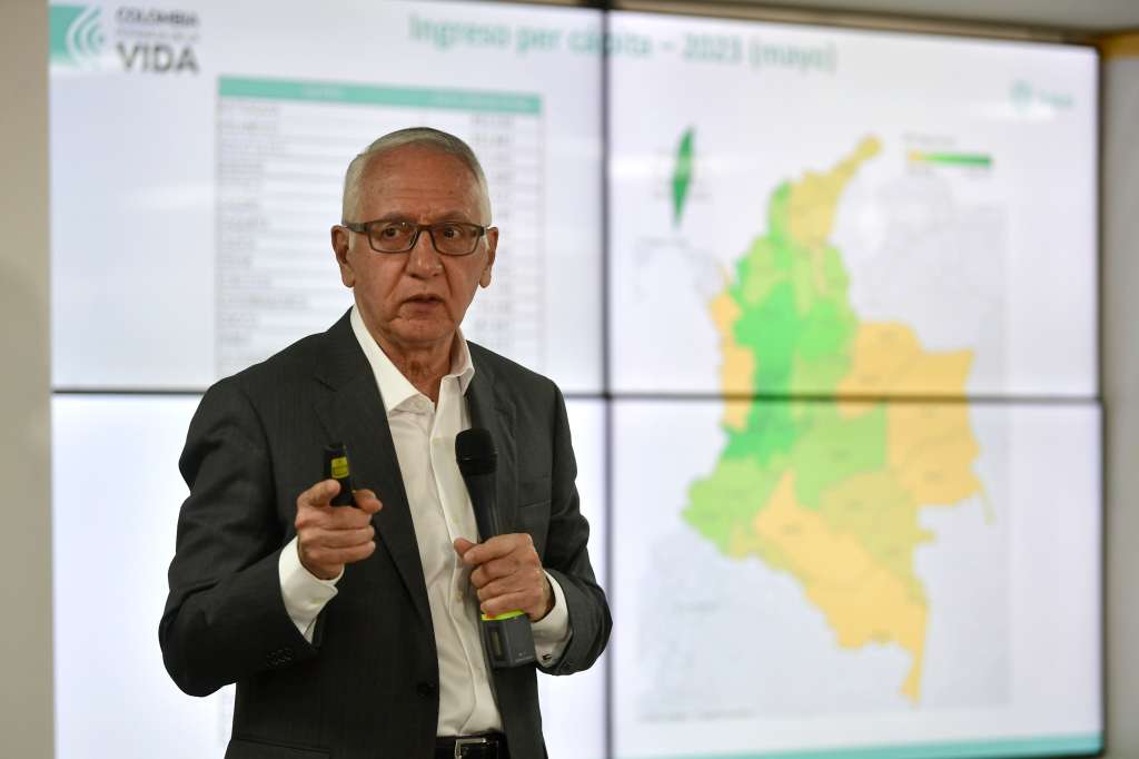 Ministro de Salud, durante una rueda de prensa en Bogotá (Colombia).