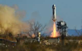 La compañía espacial de Jeff Bezos pausará sus vuelos comerciales, ¿por qué?