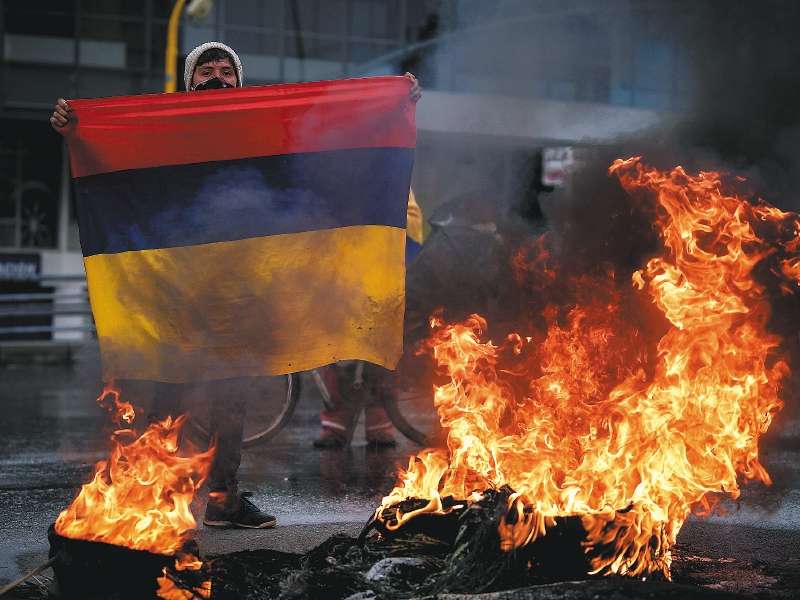 Jóvenes protestan en Bogotá.