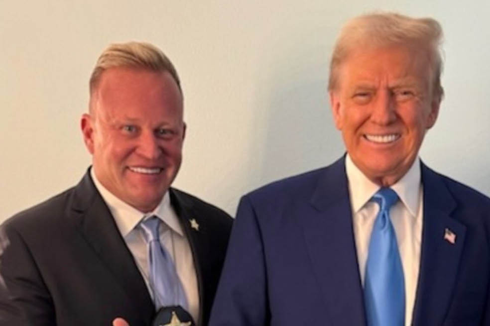 Daniel J. Newlin publicó en su Instagram
@newlinlaw esta imagen con Donald Trump.