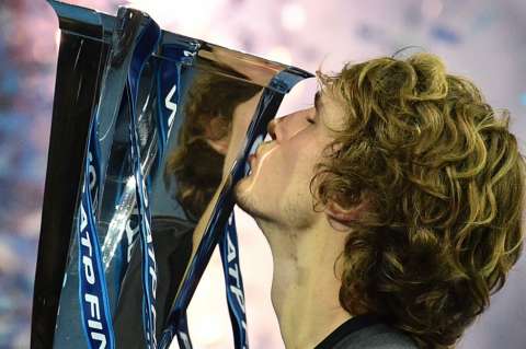Zverev sorprendió a Djokovic y ganó el Torneo de Maestros