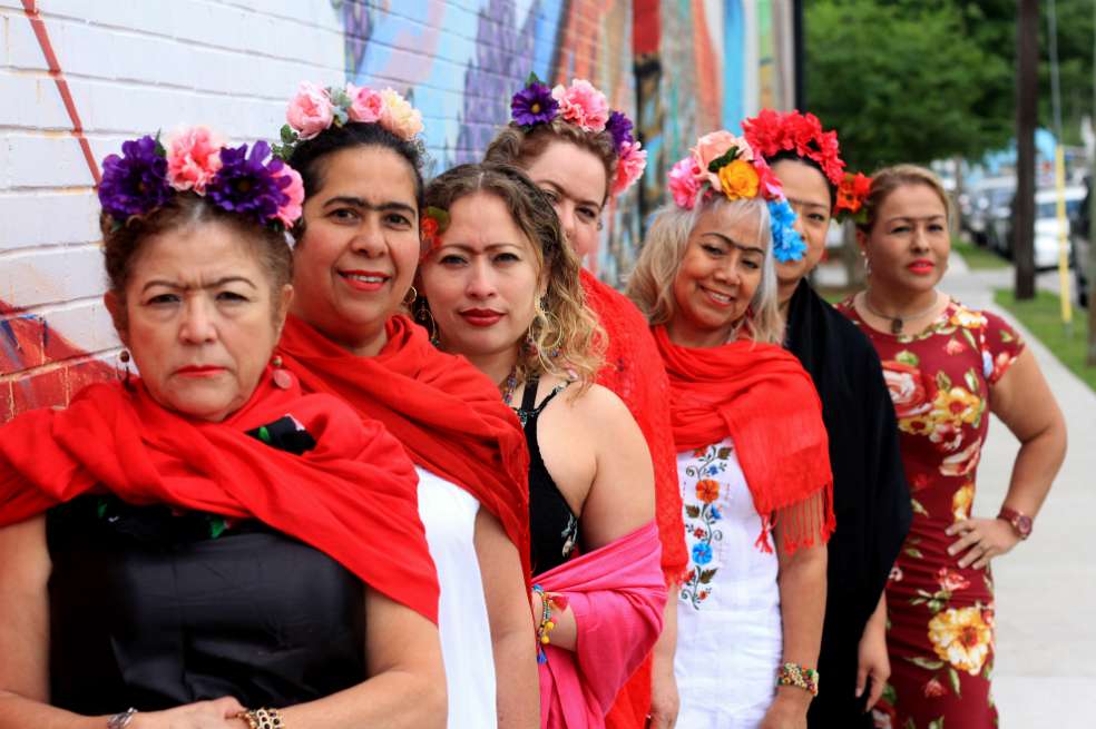 Mujeres vestidas con los típicos y multicolores atuendos que caracterizaron a la pintora mexicana Frida Kahlo.  / EFE