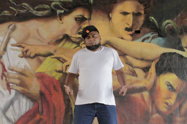Carlos Moreno lanza «Quiero dinero», tema principal de «Lavaperros»