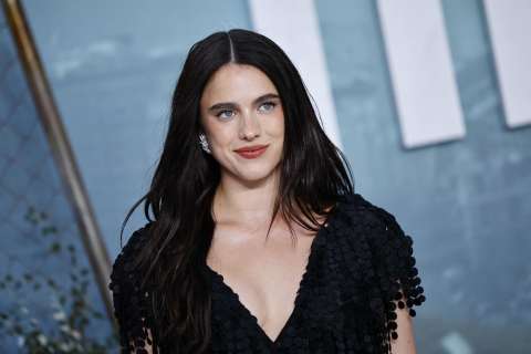 La actriz Margaret Qualley lució las virales sandalias de “solo el tacón” de Chanel