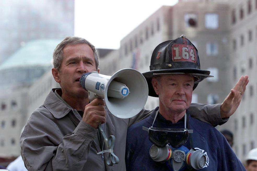 El presidente de Estados Unidos, George W. Bush, visitó la zona de los ataques terroristas el 11 de septiembre de 2001. / Foto: AFP