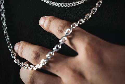 Trucos para limpiar las cadenas de plata y que queden como nuevas