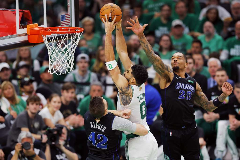 Boston (United States), 07/06/2024.- Boston Celtics forward Jayson Tatum (C) goes to the basket for a slam dunk as Dallas Mavericks forward P.J. Washington (R) and Dallas Mavericks forward Maxi Kleber (L) defend during the first half of the NBA Finals game one between the Dallas Mavericks and the Boston Celtics in Boston, Massachusetts, USA, 06 June 2024. (Baloncesto) EFE/EPA/CJ GUNTHER SHUTTERSTOCK OUT