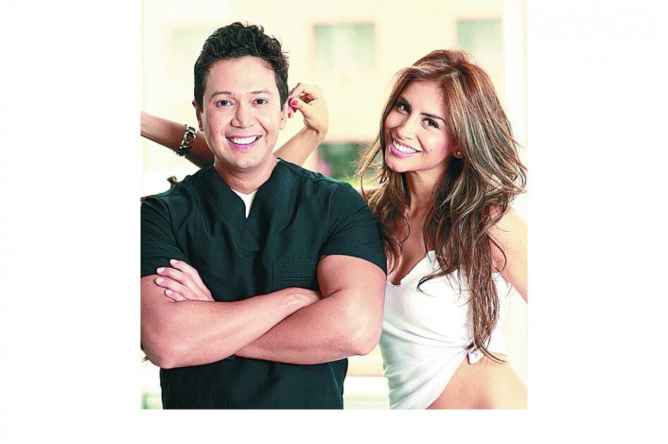 En 2009, Jessica Cediel se realizó un procedimiento estético que, con el tiempo, le causó lipodistrofia. En la foto, Cediel y el médico Martín Carrillo. / Archivo