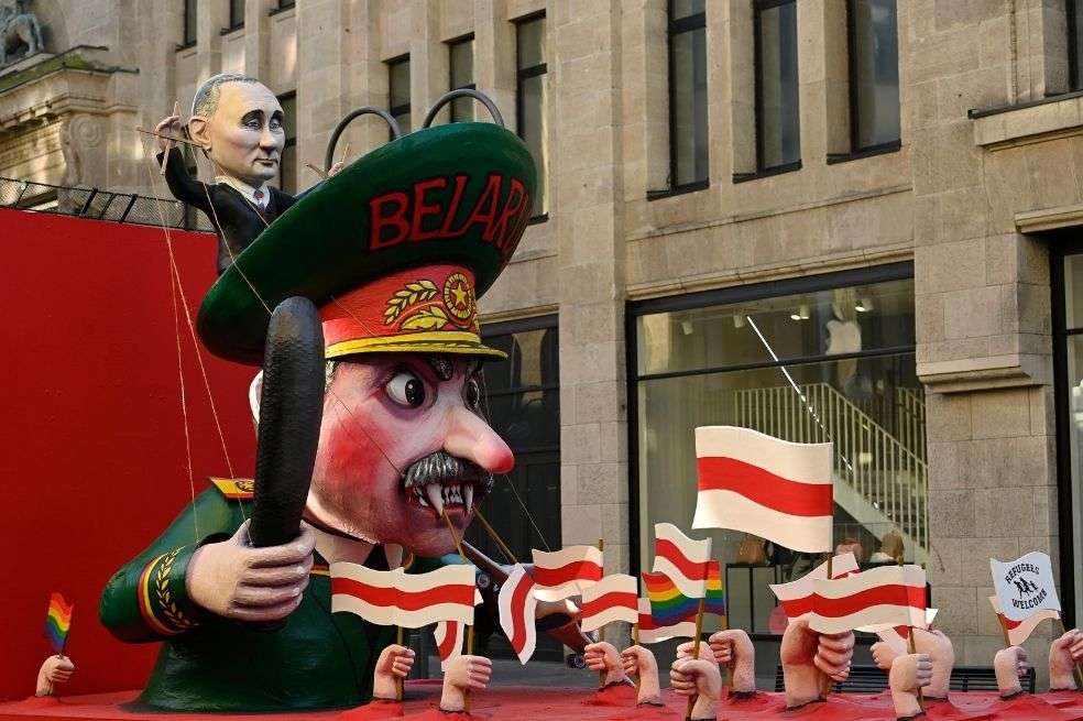 Una carroza de carnaval con el presidente ruso, Vladimir Putin (arriba), manejando al presidente de Bielorrusia, Alexander Lukashenko, como un títere, se abre paso por las calles en Alemania.