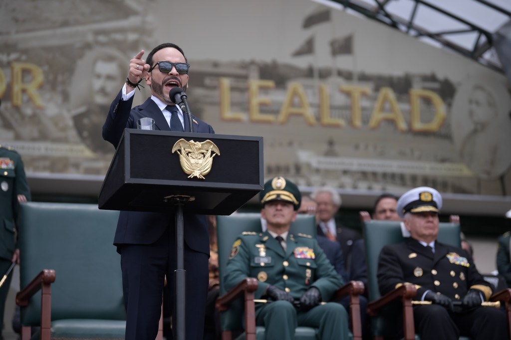 Presidente de Colombia, la ceremonia de reconocimiento de la nueva cúpula de las Fuerzas Militares, la Policía Nacional y del ministro de Defensa, el general (r) Jorge Eduardo Mora López, realizado en la Escuela Militar de Cadetes General José María Córdova, en Bogotá.
