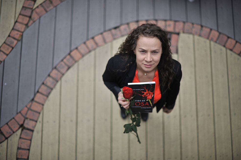 Adriana Cely, hermana de Rosa Elvira, durante el lanzamiento de ‘La vida es Rosa’. / Gustavo Torrijos - El Espectador