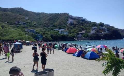 ¿Cuál es el impacto ambiental por el exceso de turistas en las playas de Cartagena y Santa Marta?