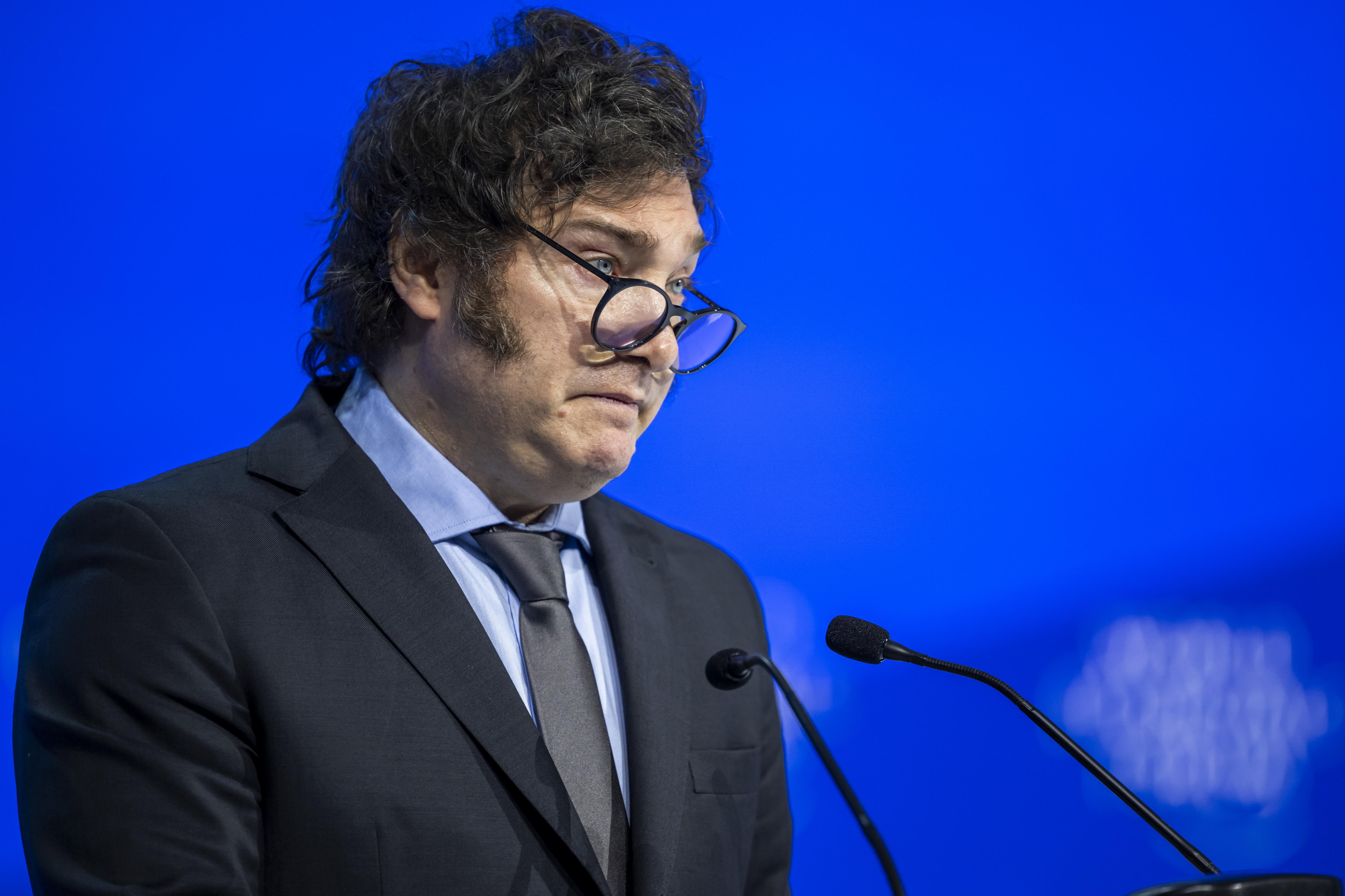 Davos (Switzerland), 17/01/2024.- President of Argentina Javier Milei speaks during a plenary session in the Congress Hall as part of the 54th annual meeting of the World Economic Forum (WEF), in Davos, Switzerland, 17 January 2024. The meeting brings together entrepreneurs, scientists, corporate and political leaders in Davos under the topic 'Rebuilding Trust' from 15 to 19 January. (Suiza) EFE/EPA/GIAN EHRENZELLER