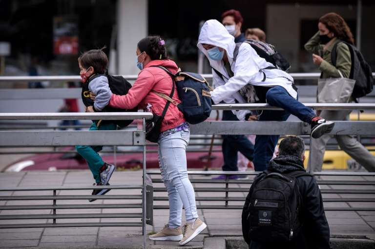 Ante el aumento de la tarifa, varios usuarios se colaron por las puertas, las rejas y los torniquetes.