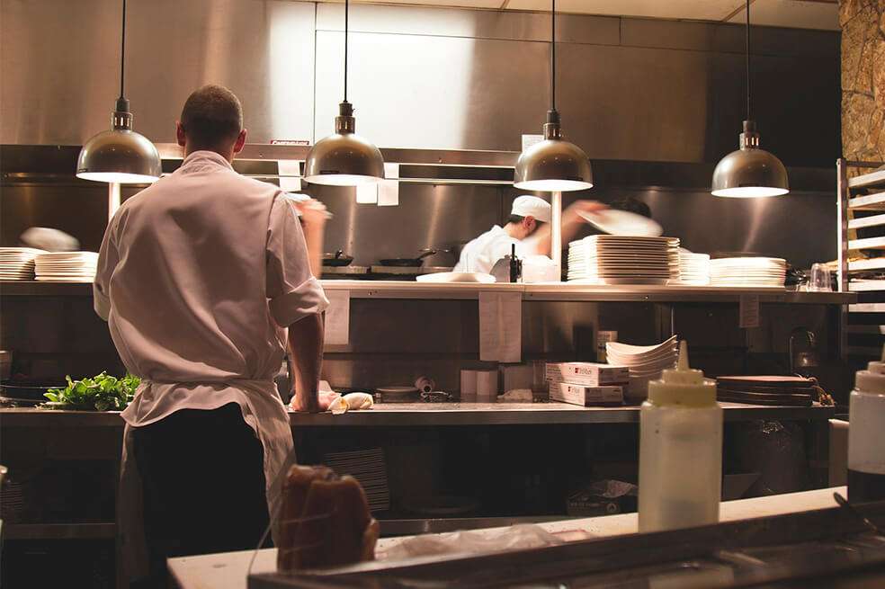 Los restaurantes deben desinfectar utensilios de cocina, contenedores, vehículos, mesas, áreas de preparación, sillas y pomos de puertas. / Pixabay