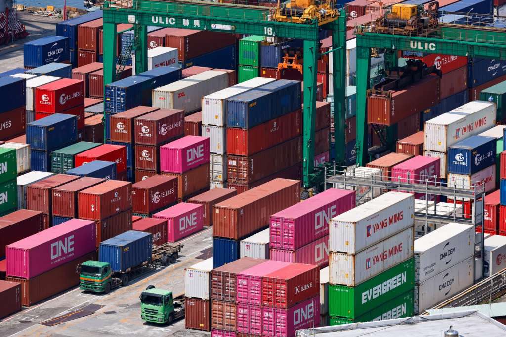 TAIPEI (Taiwan), 07/08/2025.- Shipping containers are being moved at the port in Keelung City, Taiwan, 07 August 2025. On 06 August, U.S. President Donald Trump announced that the United States intends to impose a tariff of approximately 100 percent on imported semiconductor chips, with exemptions for companies that are building or have committed to building manufacturing facilities in the United States. Taiwan, as the home of the world-leading chipmaker Taiwan Semiconductor Manufacturing Co. (TSMC), is a significant player in the global supply chain for semiconductors, which are essential for products ranging from smartphones and cars to military equipment. (Estados Unidos) EFE/EPA/RITCHIE B. TONGO