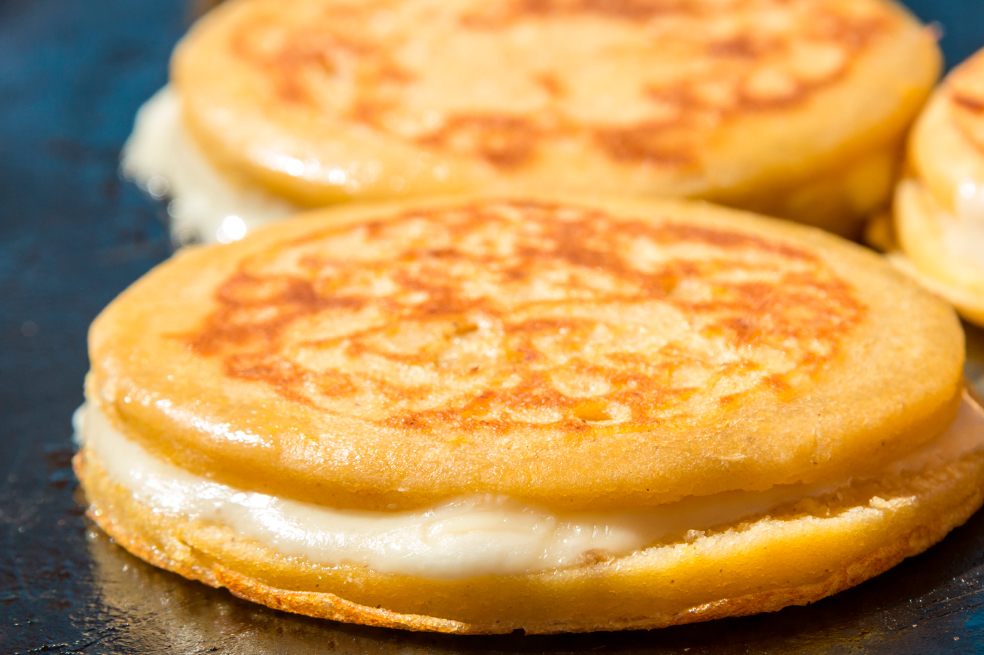 Prepara una arepa rellena de yuca y queso en tan solo 5 pasos