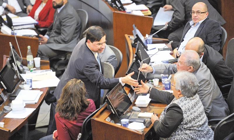 El ministro del Interior, Juan Fernando Cristo, saluda a Imelda Daza y a los demás miembros de Voces de Paz que ayer asistieron al Congreso. / Cristian Garavito