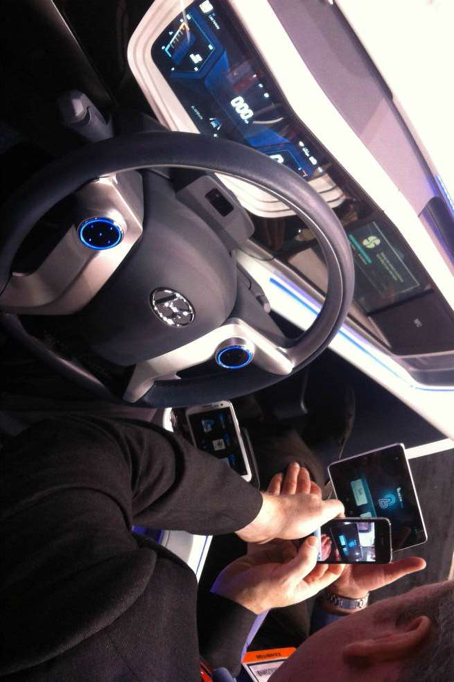 Hyundai mostró uno de los prototipos de vehículos inteligentes en los que están trabajando sus ingenieros.  / Edwin Bohórquez