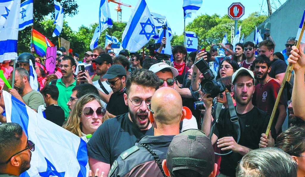 Los policías israelíes se enfrentaron a unos manifestantes que salieron a las calles el 16 de marzo para mostrar su inconformismo frente al proyecto de ley de la reforma judicial.