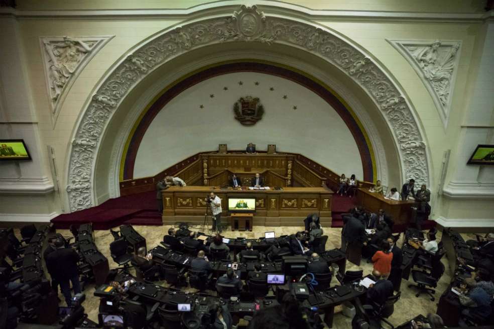 El Parlamento venezolano, de mayoría opositora, pedirá a organismos internacionales realizar una auditoría "cualitativa y cuantitativa" del proceso electoral celebrado el pasado domingo en el país, tras no reconocer los resultados y luego de denunciar varias "irregularidades" / EFE