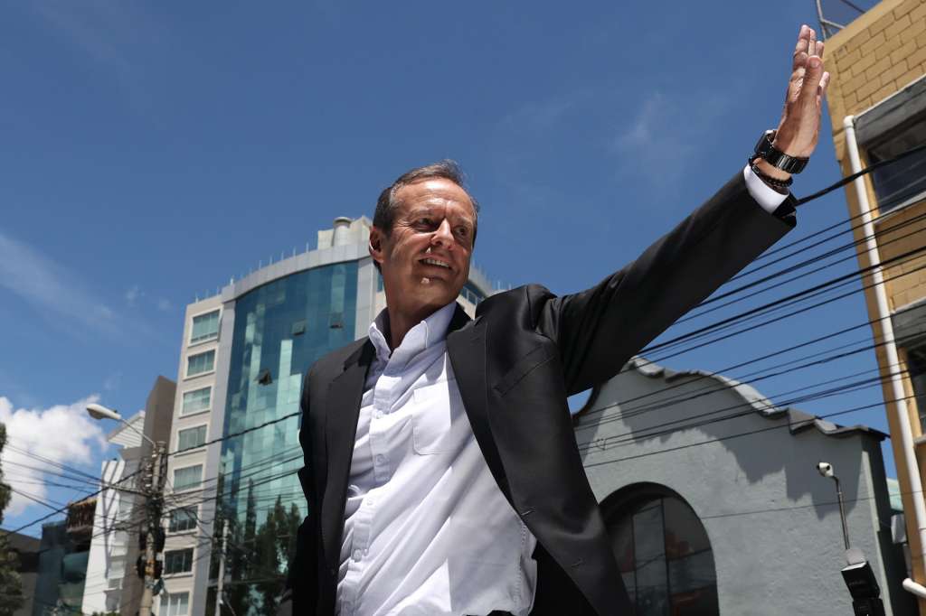 AME9722. LA PAZ (BOLIVIA), 19/10/2025.- El candidato a la Presidencia de Bolivia por la alianza Libre, Jorge Tuto Quiroga, saluda a simpatizantes este domingo, en la segunda vuelta electoral para escoger presidente y vicepresidente, en La paz (Bolivia). EFE/ Luis Gandarillas