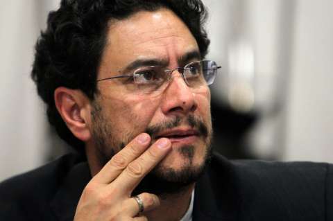 Senador Cepeda pidió investigar presunto intento de “enlodar” a su esposa con caso Santrich
