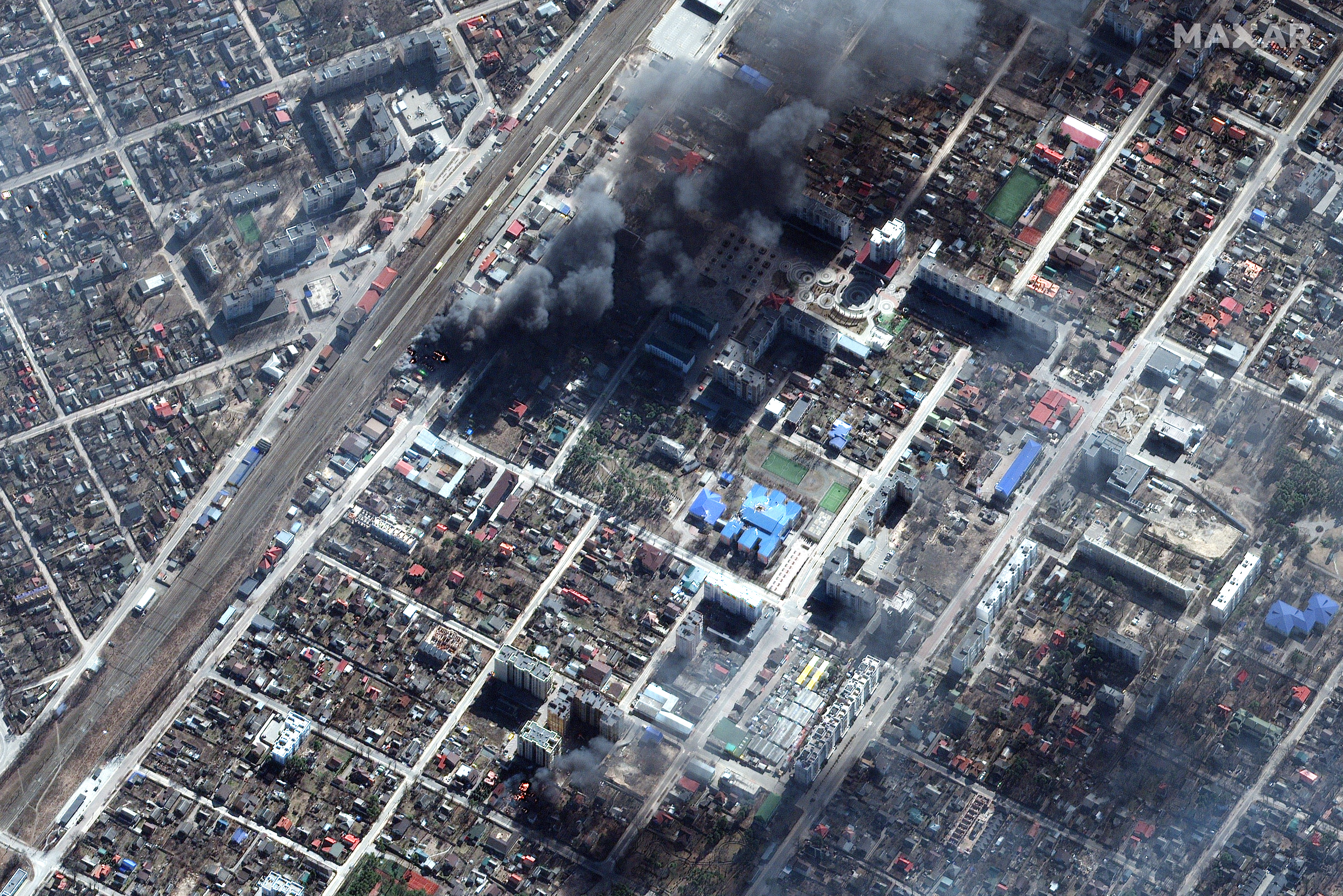 Esta imagen satelital del folleto publicada por Maxar Technologies muestra una imagen multiespectral más cercana de los tanques de almacenamiento de petróleo en llamas y el área industrial en Chernigov, Ucrania, el 21 de marzo de 2022.