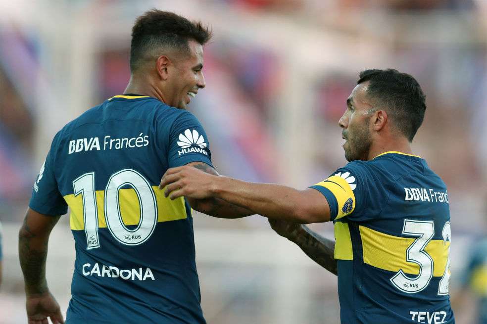 Edwin Cardona y Carlos Tévez. / AFP