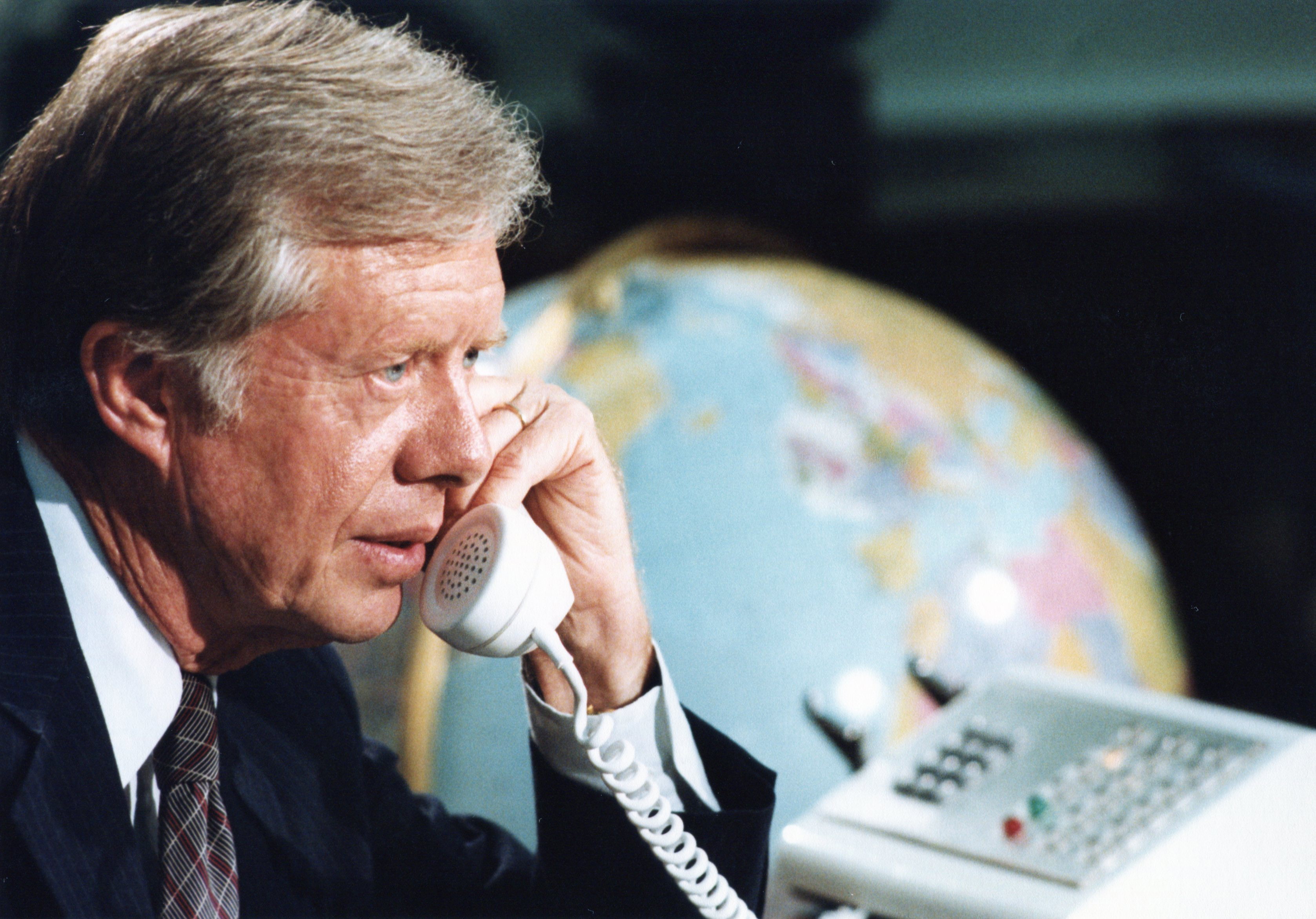 Washington (United States), 07/08/1980.- (FILE) A handout photo made available by the Jimmy Carter Library shows US President Jimmy Carter making a telephone call from the Oval Office at The White House in Washington, DC, USA, 07 August 1980 (reissued 29 December 2024). Carter died on 29 December 2024 at his home in Plains, Georgia, The Carter Center confirmed. He was 100, the longest-lived president in US history. He took office as President of the United States on 20 January 1977 and succeeded Gerald Ford until he left office on 20 January 1981 to his successor Ronald Reagan. James Earl 'Jimmy' Carter, Jr. was born on 01 October 1924 in the village of Plains, Georgia, USA. After school he enrolled in the US Navy until 09 October 1953 after which he returned to his native village to extend the family peanut farm. In 1961 Jimmy Carter was elected to the state senate and on 12 January 1971 he became Governor of Georgia. In 2002 he became the only US President to receive the Nobel Peace Prize after leaving office. Outside of his political career Jimmy Carter was also known for his volunteer work with the 'Habitat for Humanity' organization. (Estados Unidos) EFE/EPA/WHITE HOUSE PHOTOGRAPHER / JIMMY CARTER LIBRARY / HANDOUT HANDOUT EDITORIAL USE ONLY/NO SALES
