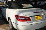 Cura que vende su Mercedes Benz oficia sepelios virtuales