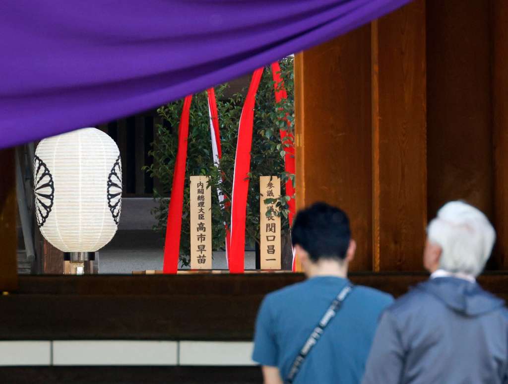 TOKYO (Japan), 21/04/2026.- The masakaki ritual offering (L) sent by Japanese Prime Minister Sanae Takaichi is pictured at Yasukuni Shrine in Tokyo, Japan, 21 April 2026. Earlier in the day, Japanese Prime Minister Sanae Takaichi made a 'masakaki', a ritual offering, at the start of the three-day spring festival. Around 2.5 million Japanese soldiers who died in military service are enshrined at Yasukuni. (Japón, Tokio) EFE/EPA/FRANCK ROBICHON
