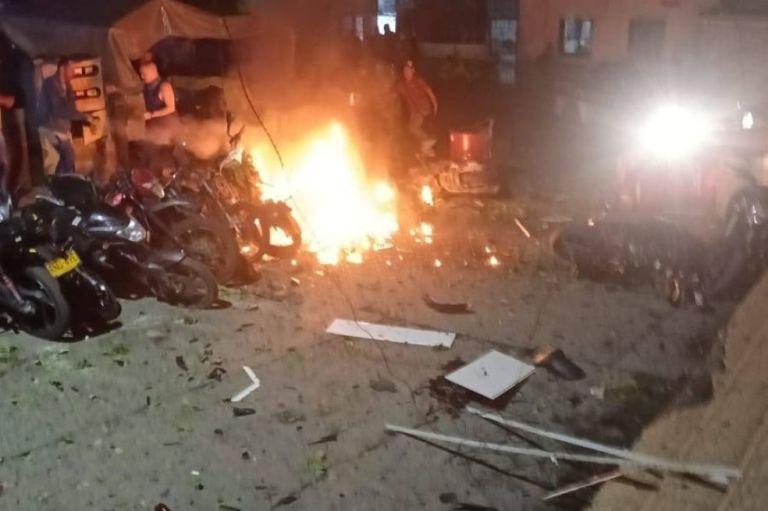 Explosión de motobomba en estación de Policía de Briceño deja un uniformado herido