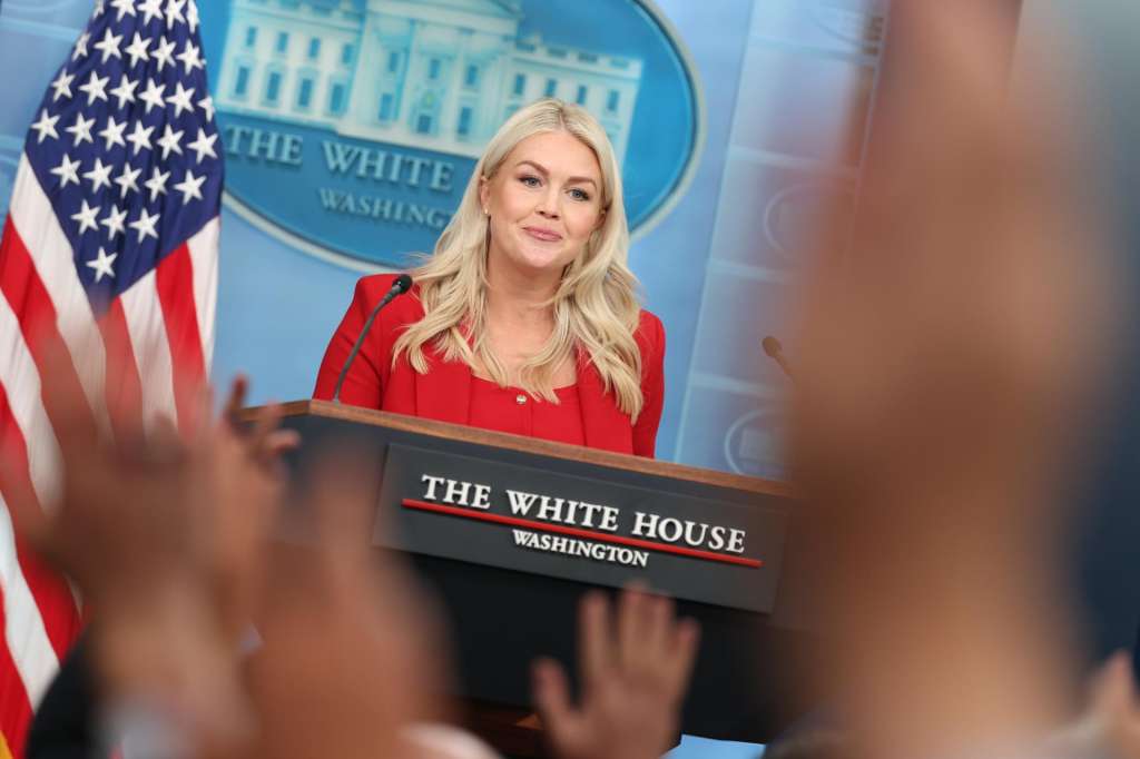 Washington, DC (United States), 23/07/2026.- White House Press Secretary Karoline Leavitt (C) speaks during a press briefing in the James S. Brady Press Briefing Room at the White House in Washington, DC, USA, 23 July 2026. EFE/EPA/SAMUEL CORUM / POOL