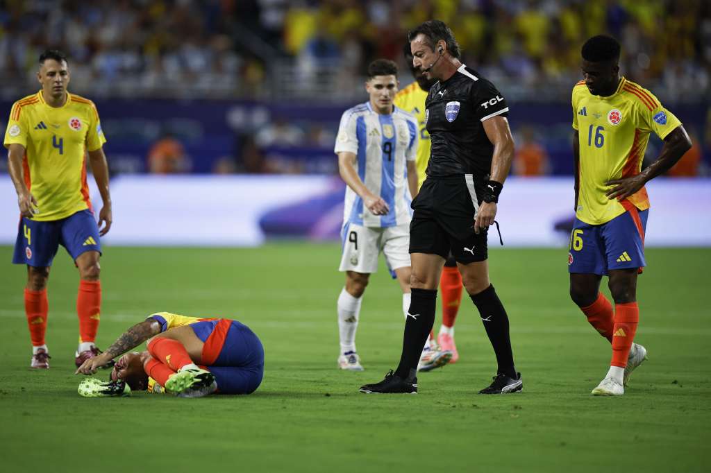 Miami Gardens (United States), 15/07/2024.- James Rodriguez (Bottom-L) of Colombia after getting fouled by Argentina as referee Raphael Claus (2-R) looks on during the CONMEBOL Copa America 2024 Final between Argentina and Colombia, in Miami Gardens, Florida, USA, 14 July 2024. EFE/EPA/CJ GUNTHER