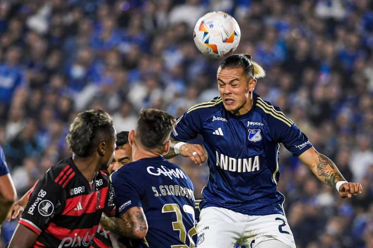 Leonardo Castro (der.), de Millonarios, en acción en el partido ante Flamengo.