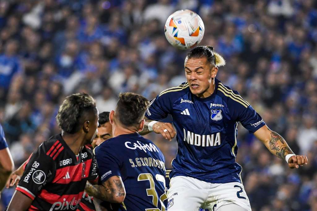 Leonardo Castro (der.), de Millonarios, en acción en el partido ante Flamengo.