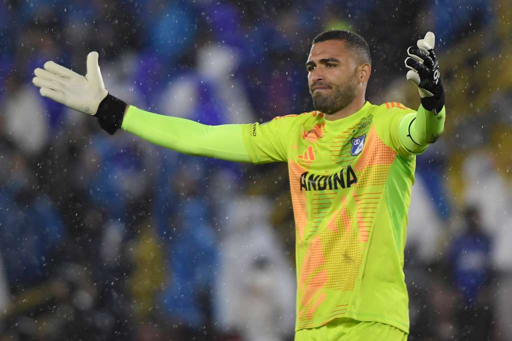 Futbolista colombiano, arquero de Millonarios, en el partido ante Palestino por la quinta fecha del grupo E de la Copa Conmebol Libertadores 2024.