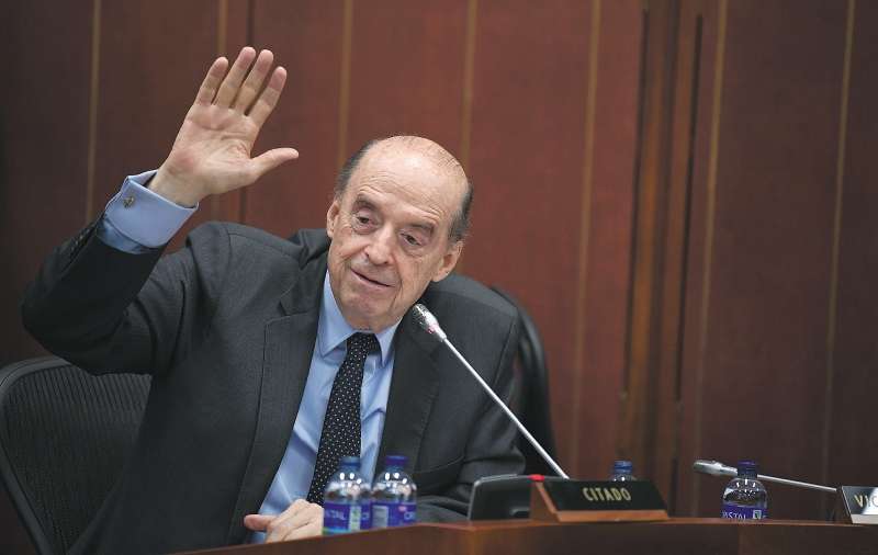 El excanciller Álvaro Leyva argumentó que el proceso para la expedición de pasaportes carecía de competencia adecuada, y que la adjudicación a Thomas Greg & Sons se estaba realizando sin cumplir con las normas de contratación estatal.