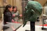 Un juego de pistas en el Louvre con antigüedades orientales del Met de Nueva York