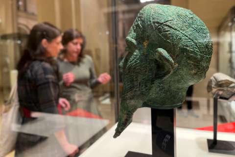 Un juego de pistas en el Louvre con antigüedades orientales del Met de Nueva York