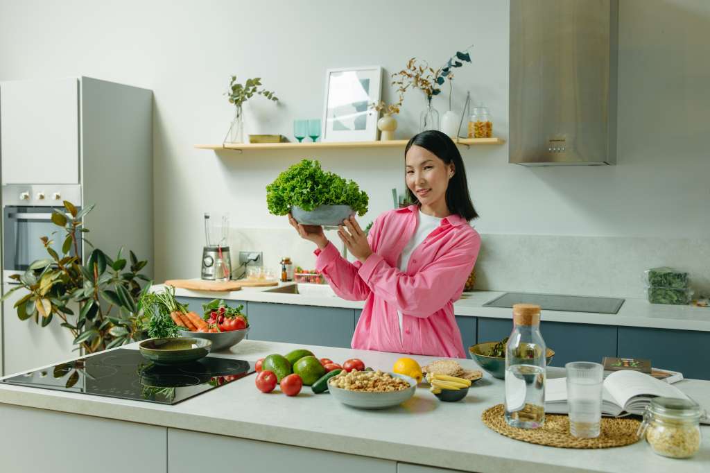 Para una comida nutritiva y baja en grasa, prueba esta deliciosa receta de wraps de pollo en hojas de lechuga.