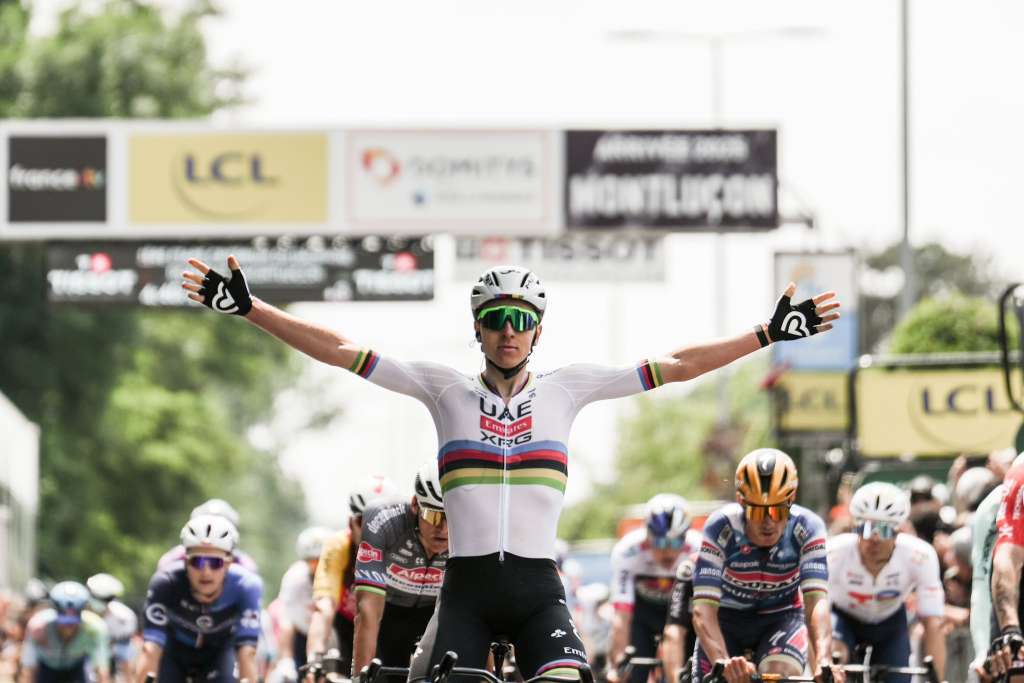 En un espectacular embalaje Tadej Pogacar superó a Jonas Vingegaard, Mathieu van der Poel y Remco Evenepoel.