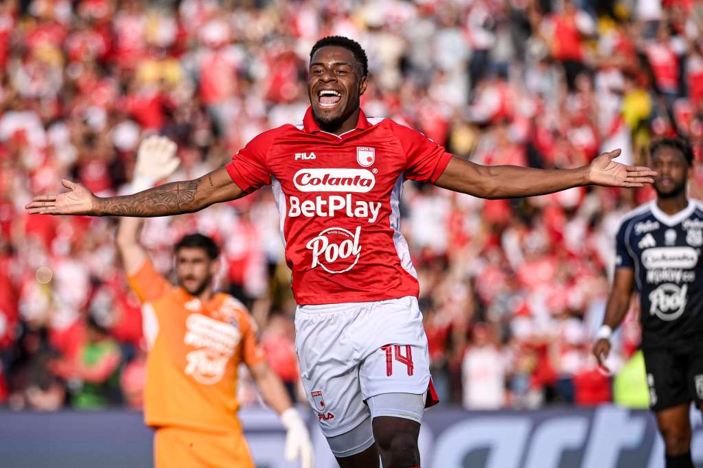 Luis Ángel Palacios celebra su primer gol con la camiseta de Independiente Santa Fe.