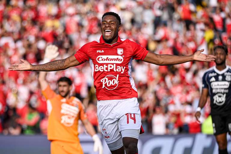 Luis Ángel Palacios celebra su primer gol con la camiseta de Independiente Santa Fe.