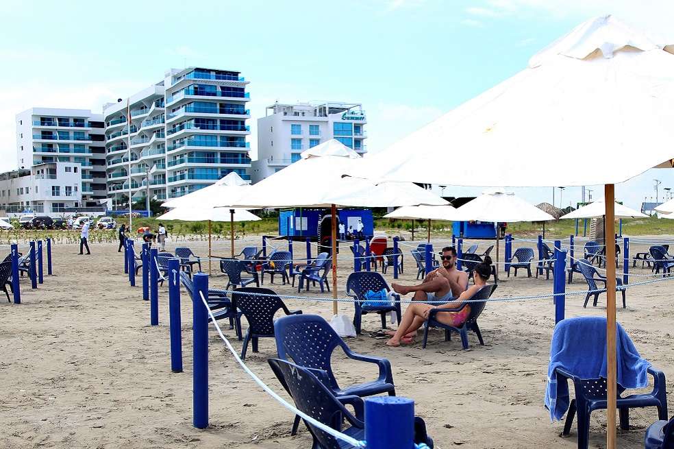 Cartagena de Indias abre playa piloto y permite baño de mar