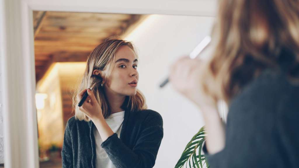 mujer, maquillaje, espejo, glow up, amor propio