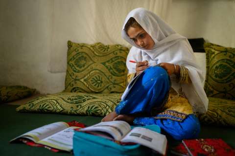 Una niña afgana absorta en sus estudios: La historia detrás de la foto del año de Unicef